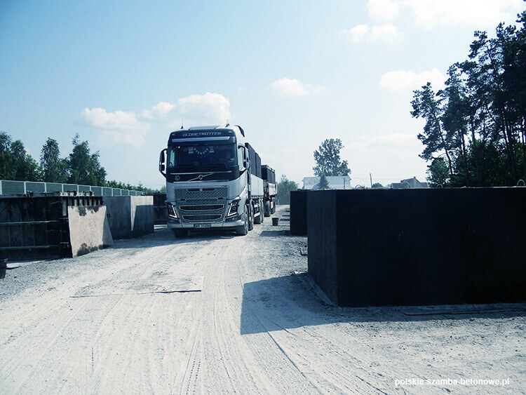 Transport szamb betonowych  w Brusach